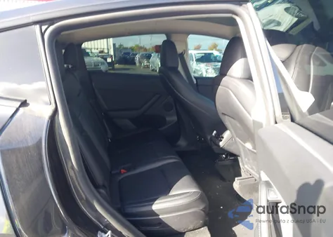 2024 Tesla Model Y Long Range Dual Motor All-Wheel Drive z USA, uszkodzony, nr VIN 7SAYGAEE2RF080945